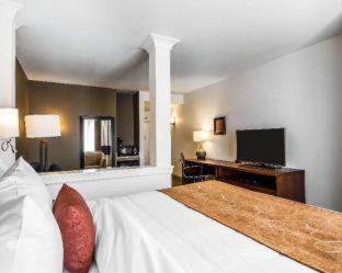 Room #130205909 at Comfort Suites Woodland - Sacramento Airport
