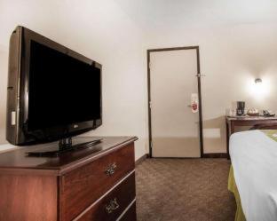 Room #48979710 at Econo Lodge Inn & Suites Des Moines Fairgrounds Area