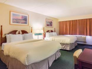 Room #49236312 at Clarion Inn Harpers Ferry - Charles Town