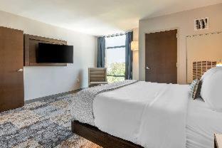 Room #388995815 at DoubleTree by Hilton Charleston Riverview