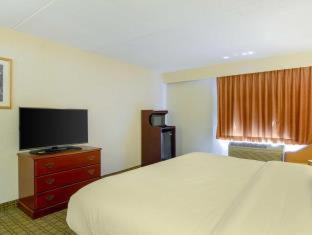 Room #49236314 at Clarion Inn Harpers Ferry - Charles Town