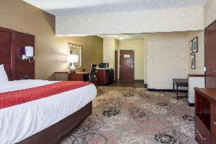 Room #31997113 at Holiday Inn Express & Suites Southfield Detroit by IHG