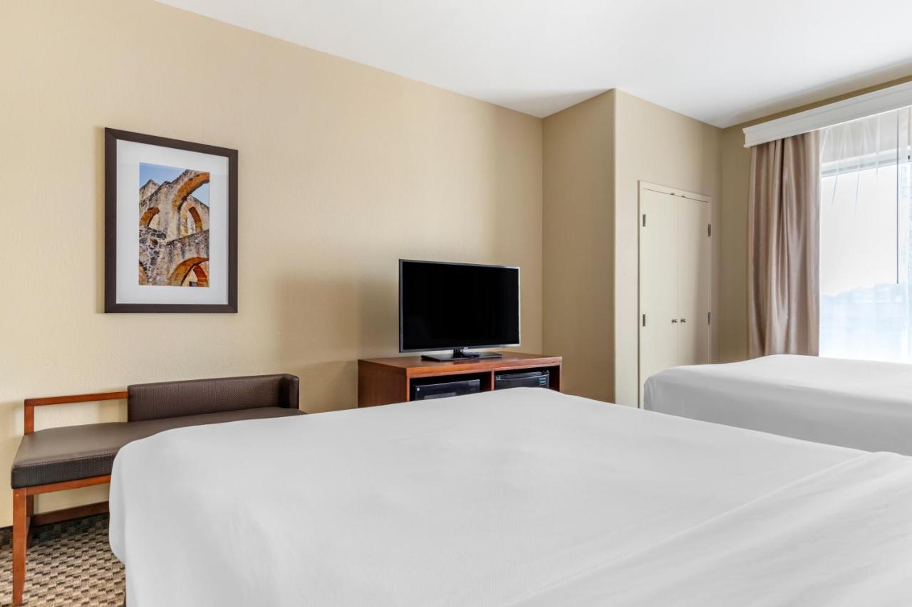 Queen Suite with Two Queen Beds - Accessible/Non-Smoking at Comfort Suites Medical Center near Six Flags