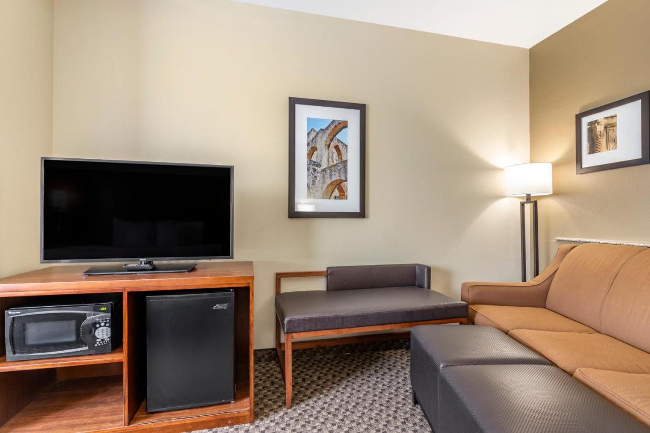 Queen Suite with Two Queen Beds - Accessible/Non-Smoking at Comfort Suites Medical Center near Six Flags