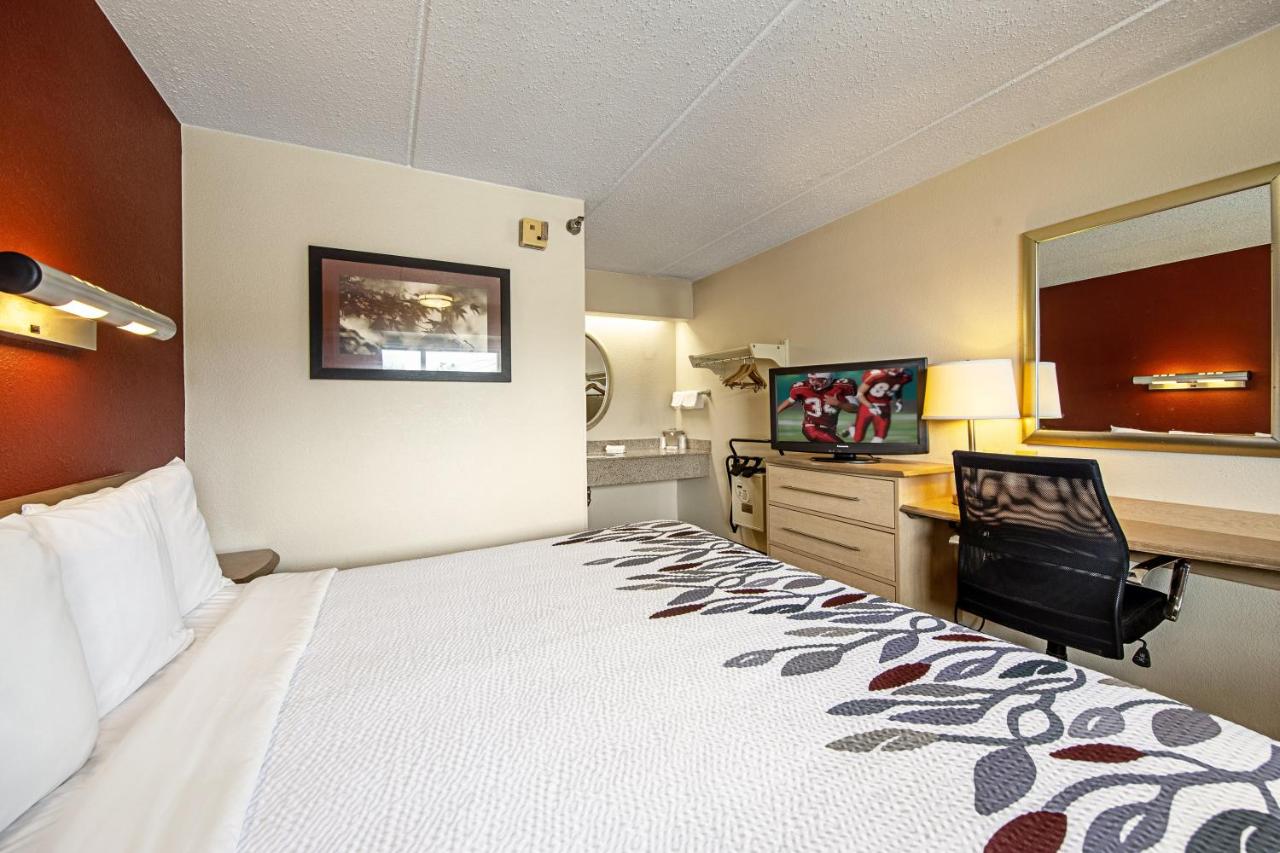 Standard King Room - Smoke Free at Red Roof Inn Hilton Head Island