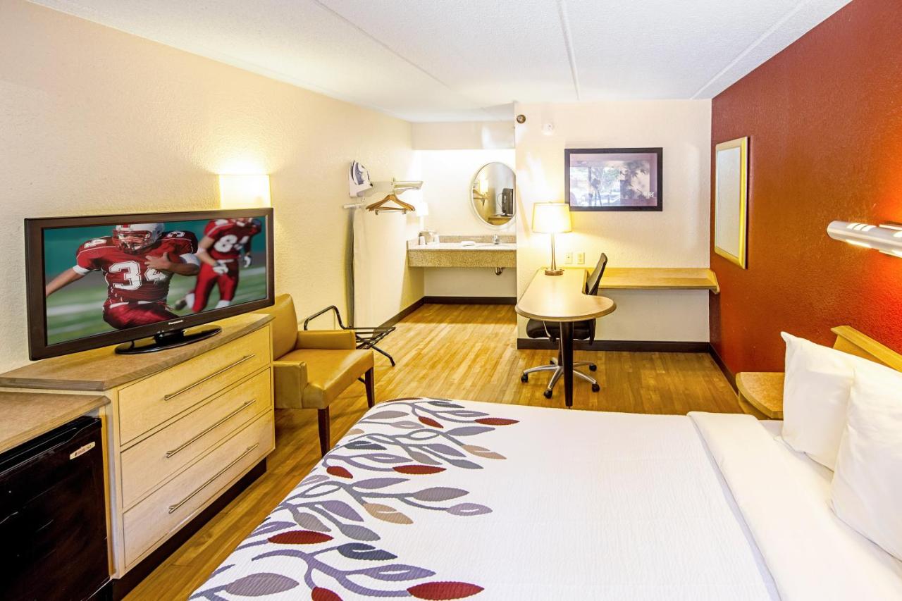 Superior King Room - Smoke Free at Red Roof Inn Hilton Head Island
