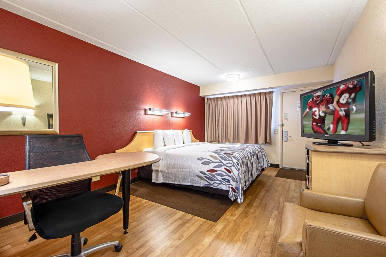 Superior King Room - Smoke Free at Red Roof Inn Hilton Head Island