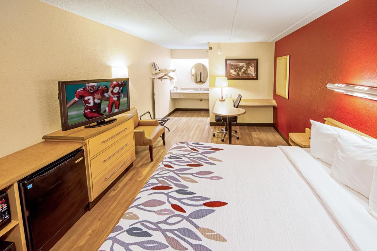 Superior King Room - Smoke Free at Red Roof Inn Hilton Head Island