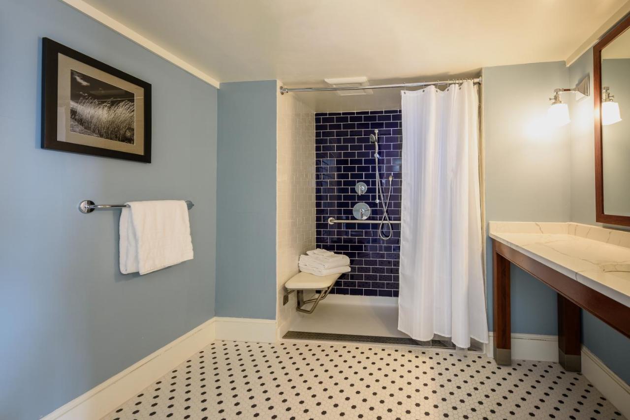 Historic Building Accessible King Room at Harbor View Hotel