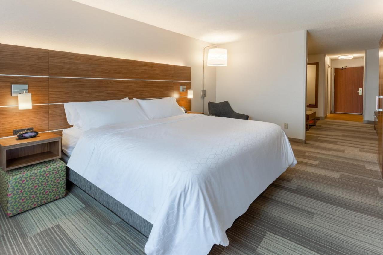 King Suite at Holiday Inn Express Hotel & Suites Burlington by IHG
