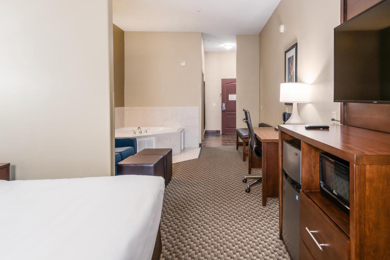 King Suite with Accessible Tub - Accessible/Non-Smoking at Comfort Suites Fort Stockton