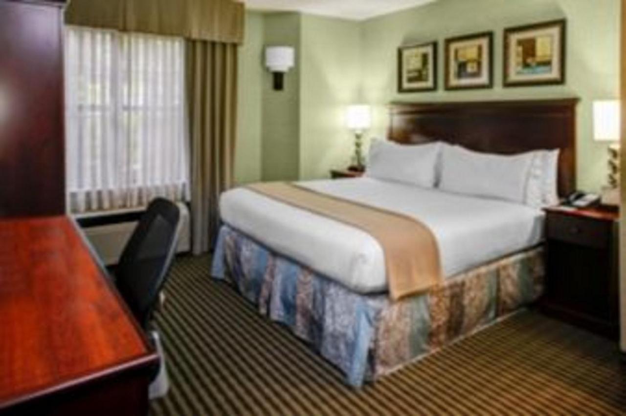 King Room at Holiday Inn Express & Suites Atlanta Buckhead by IHG