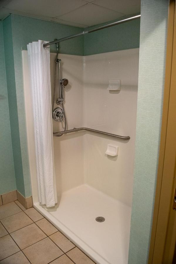 Queen Room with Roll-in Shower - Non-Smoking/Disability Access at Lockport Hotel