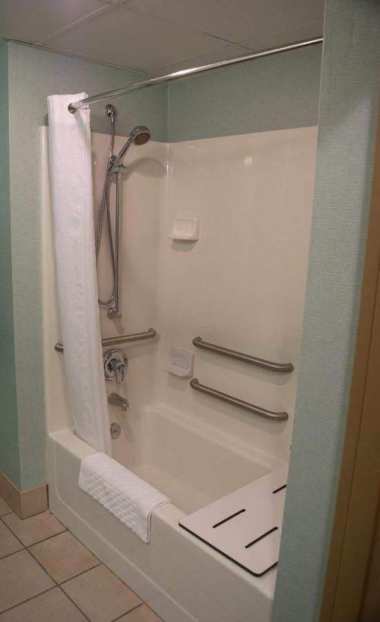 Queen Room with Bathtub - Disability Access/Non-Smoking at Lockport Hotel
