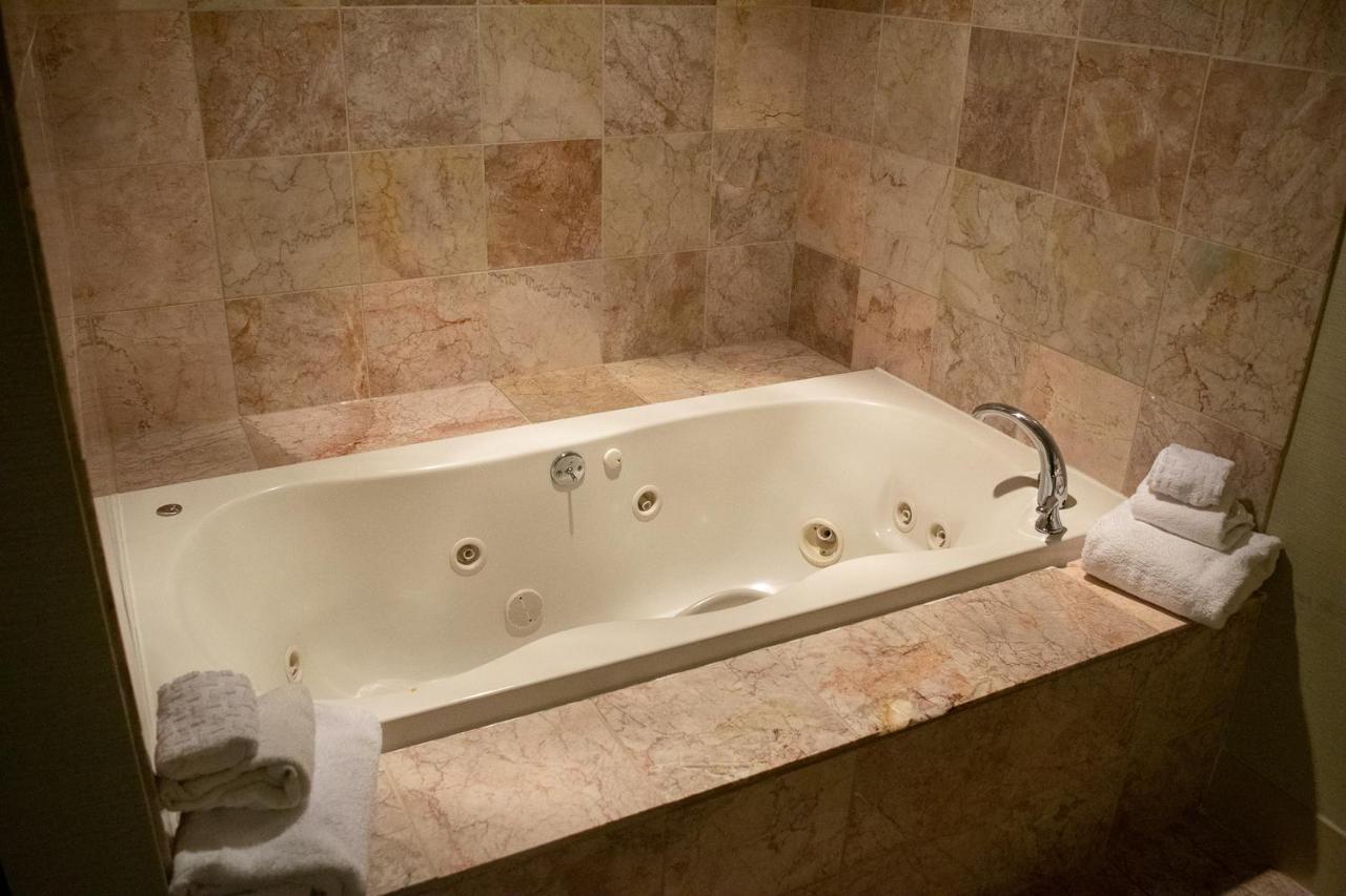 King Suite with Spa Bath - Non-Smoking at Lockport Hotel