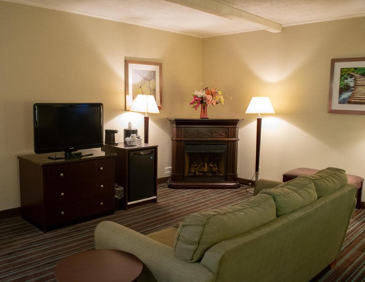 King Suite with Spa Bath - Non-Smoking at Lockport Hotel