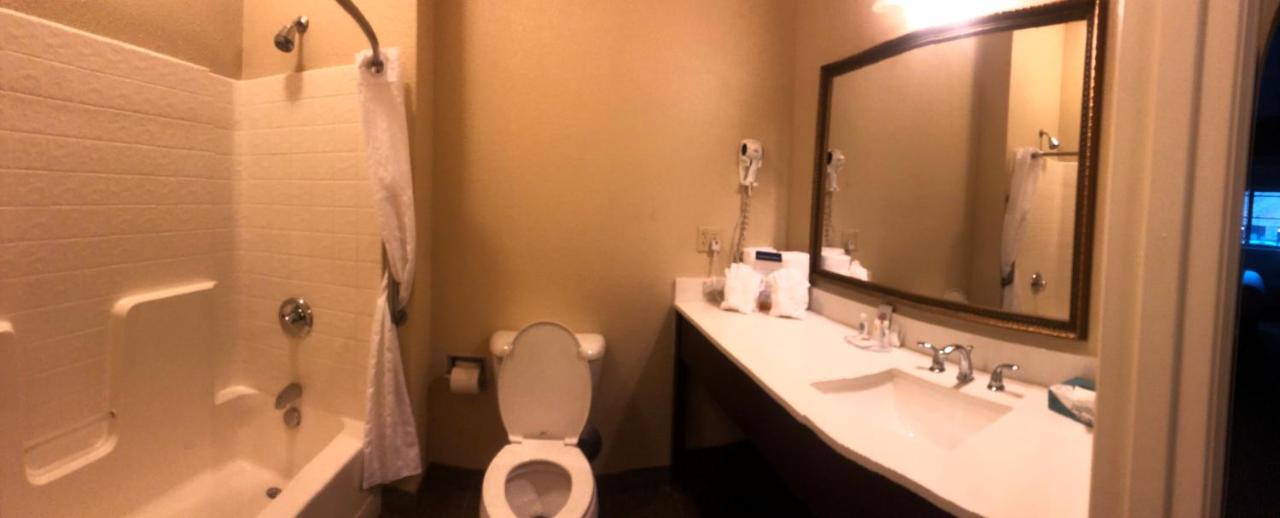King Suite with Balcony - Non-Smoking at Comfort Inn & Suites Ukiah Mendocino County