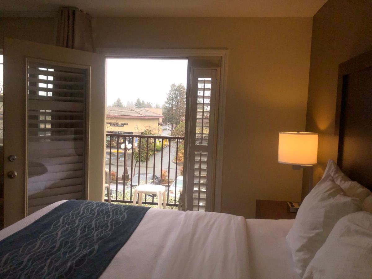 King Suite with Balcony - Non-Smoking at Comfort Inn & Suites Ukiah Mendocino County