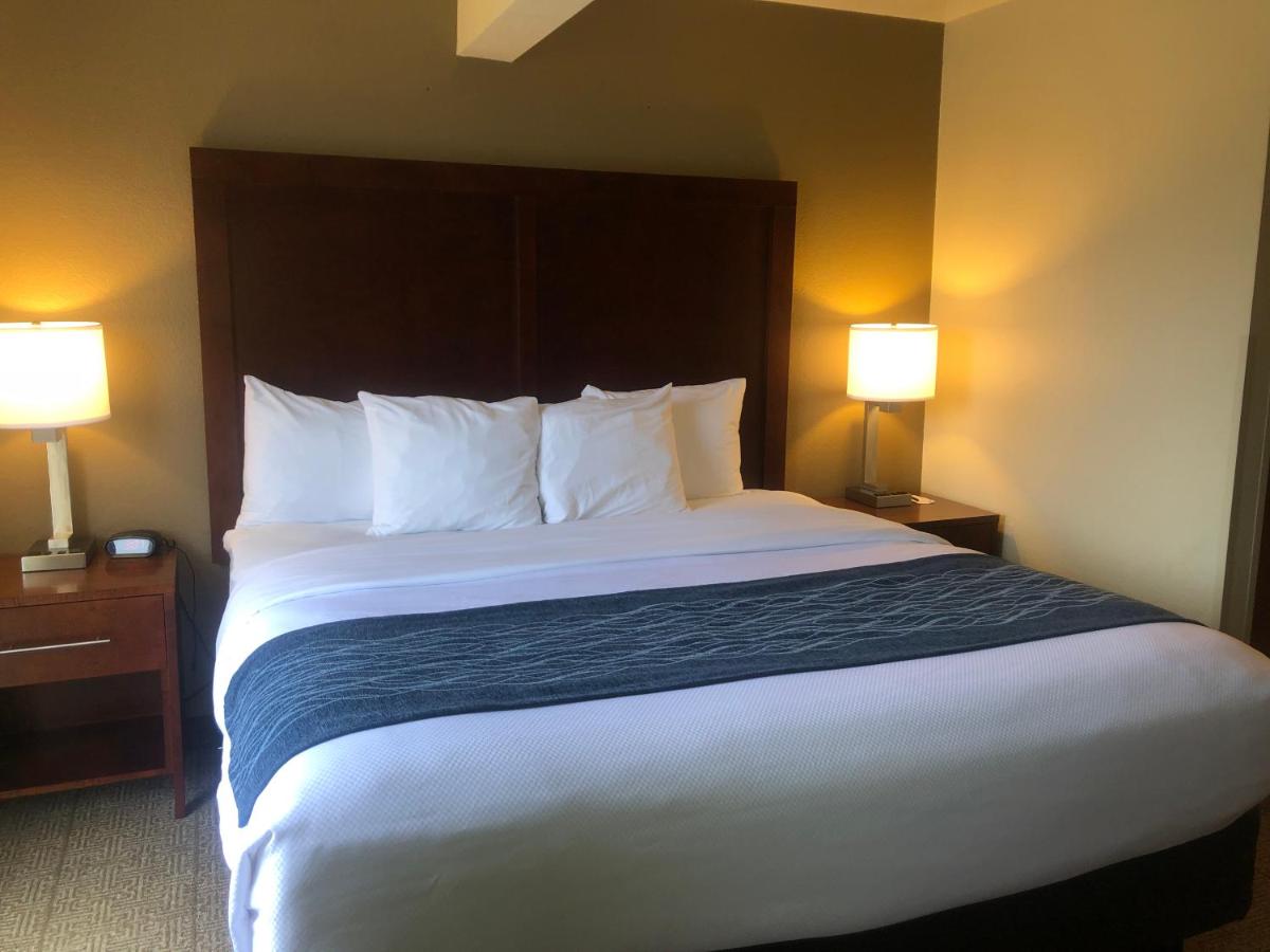 King Suite with Balcony - Non-Smoking at Comfort Inn & Suites Ukiah Mendocino County