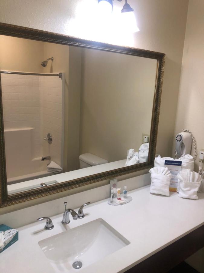King Suite - Accessible/Non-Smoking at Comfort Inn & Suites Ukiah Mendocino County