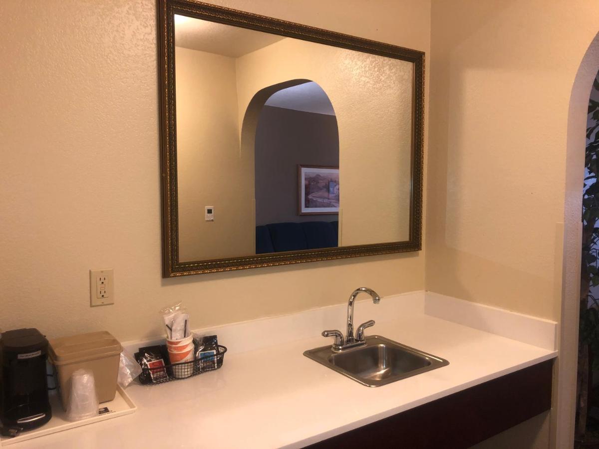 King Suite - Non-Smoking at Comfort Inn & Suites Ukiah Mendocino County