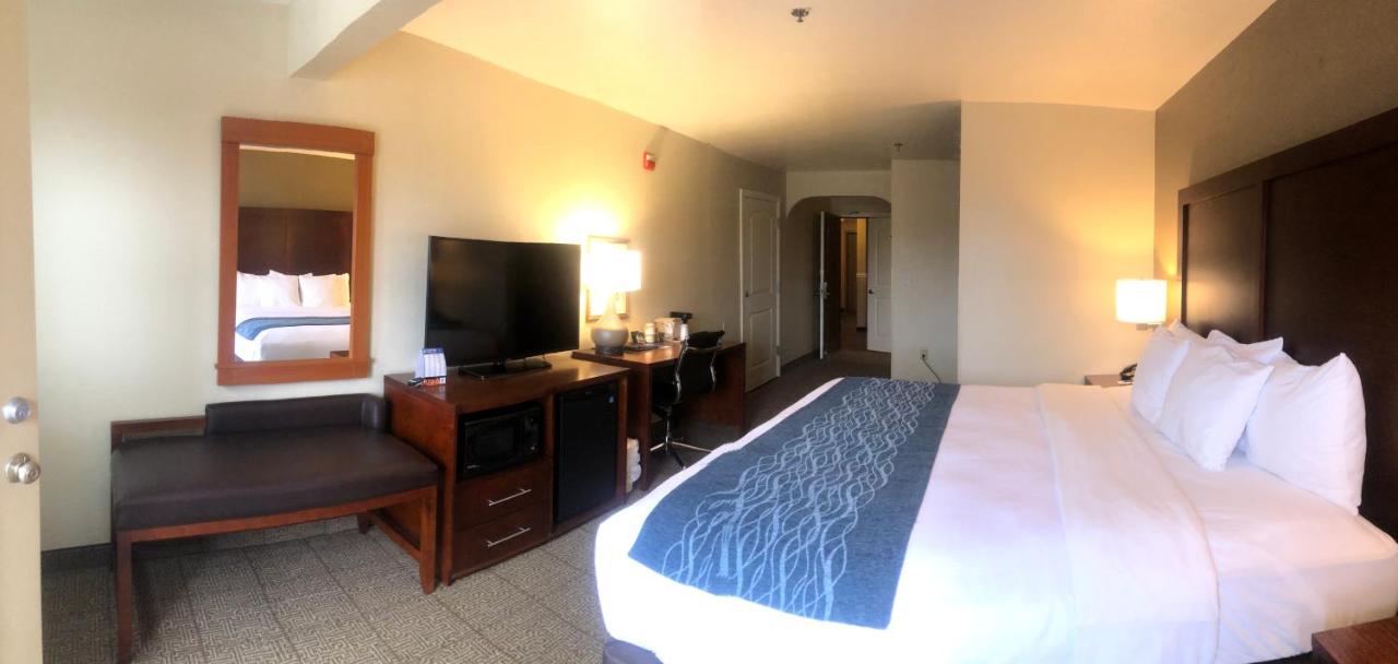 King Suite with Balcony - Non-Smoking at Comfort Inn & Suites Ukiah Mendocino County