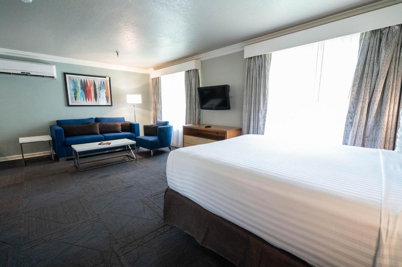 Renovated Parlor Queen at Alexis Park All Suite Resort