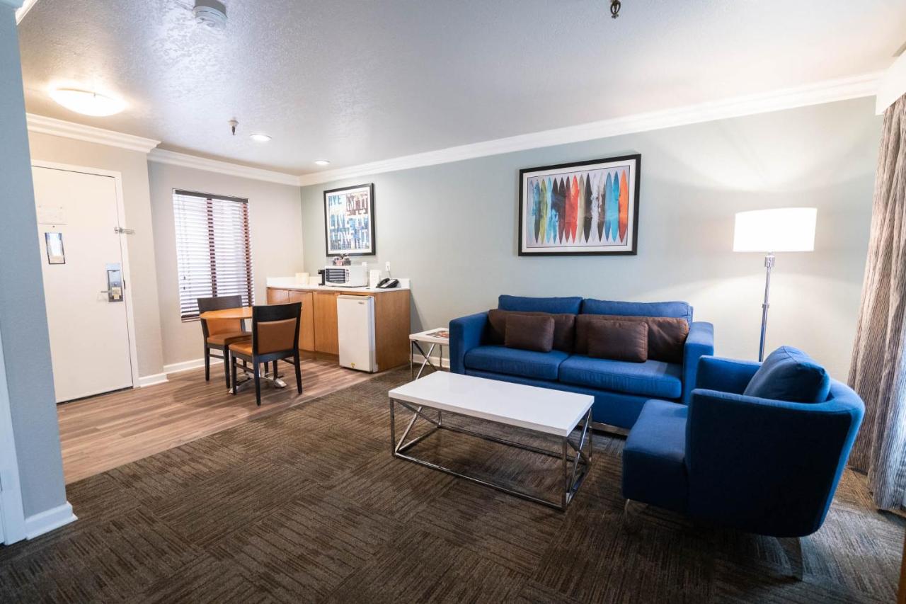 Renovated Parlor Queen at Alexis Park All Suite Resort
