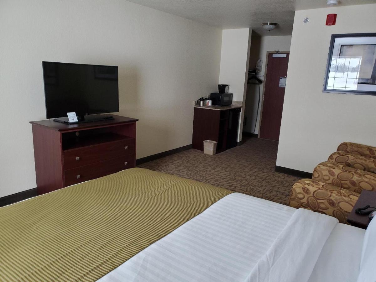 Queen Room at Cobblestone Inn & Suites - Barron