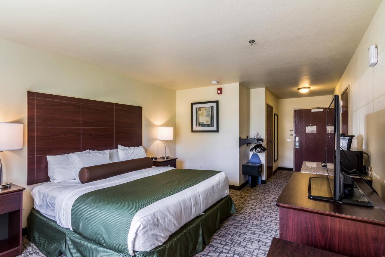 King Room - Disability Access at Cobblestone Inn & Suites - Barron