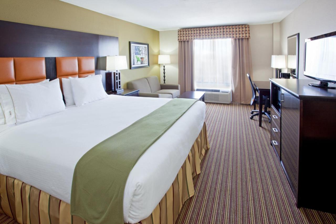King Room at Holiday Inn Express Arlington by IHG