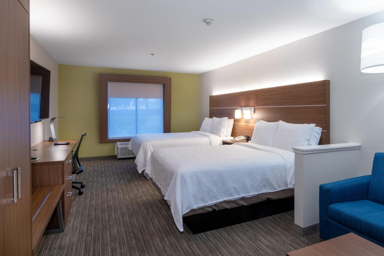 Queen Suite at Holiday Inn Express Arlington by IHG