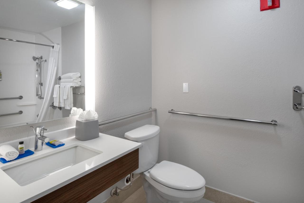 King Room at Holiday Inn Express Arlington by IHG