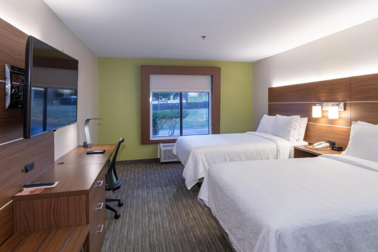 Queen Room with Two Queen Beds at Holiday Inn Express Arlington by IHG