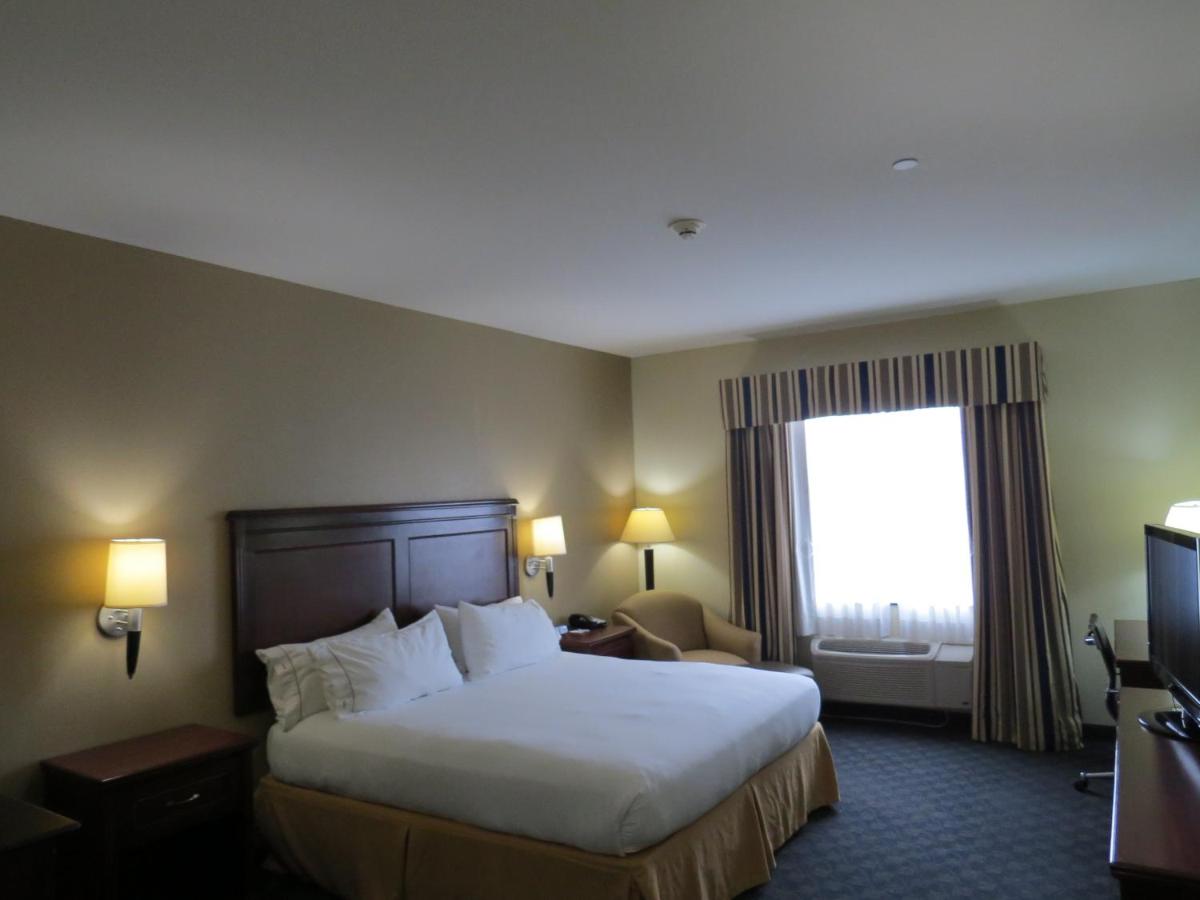 King Room at Holiday Inn Express & Suites Pampa by IHG