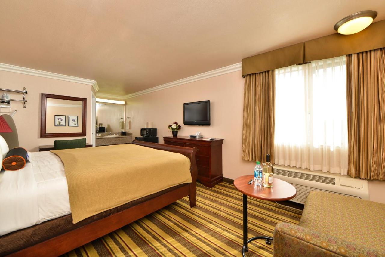 One-Bedroom King Suite - Non-Smoking at Inn By The SFO