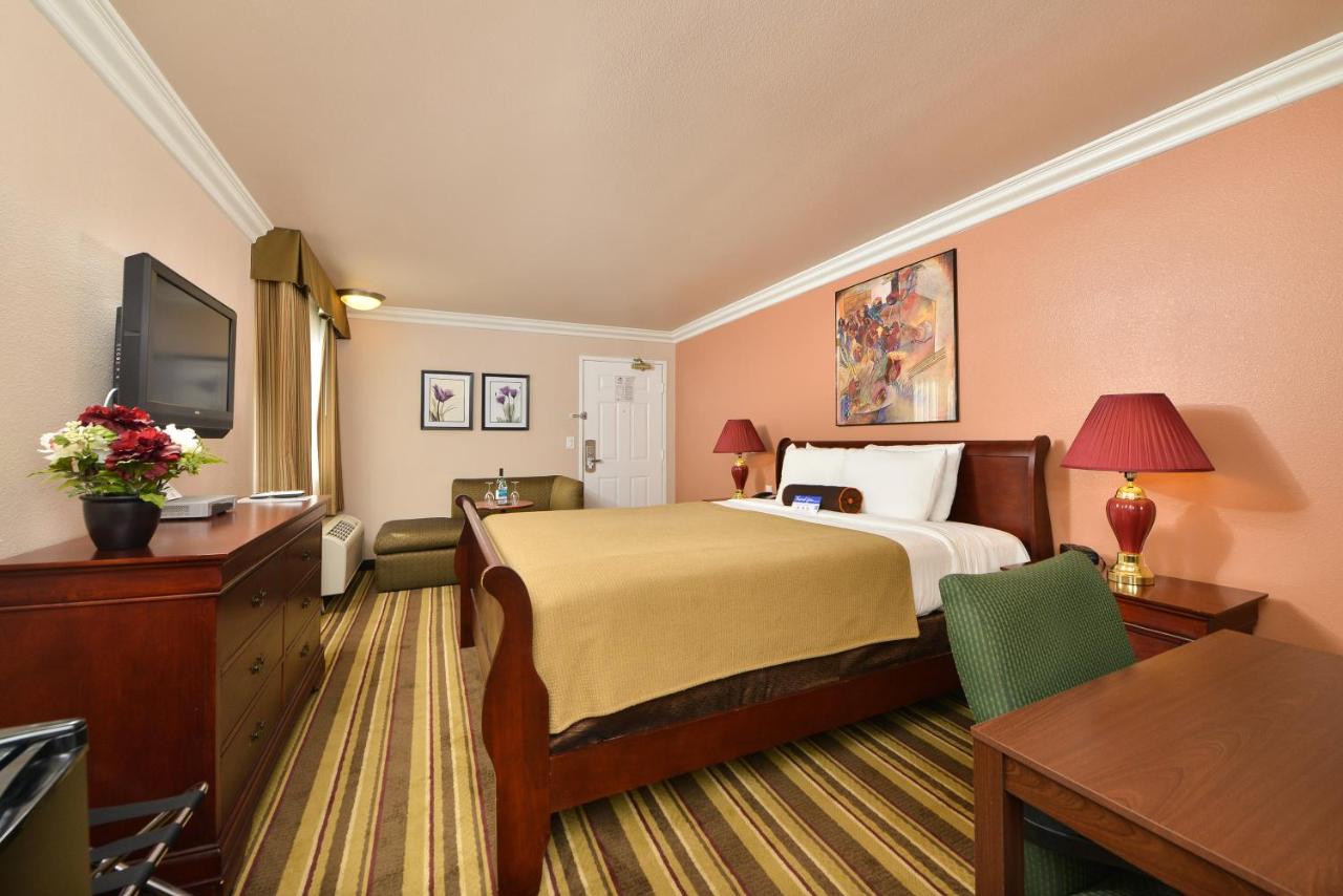 One-Bedroom King Suite - Non-Smoking at Inn By The SFO