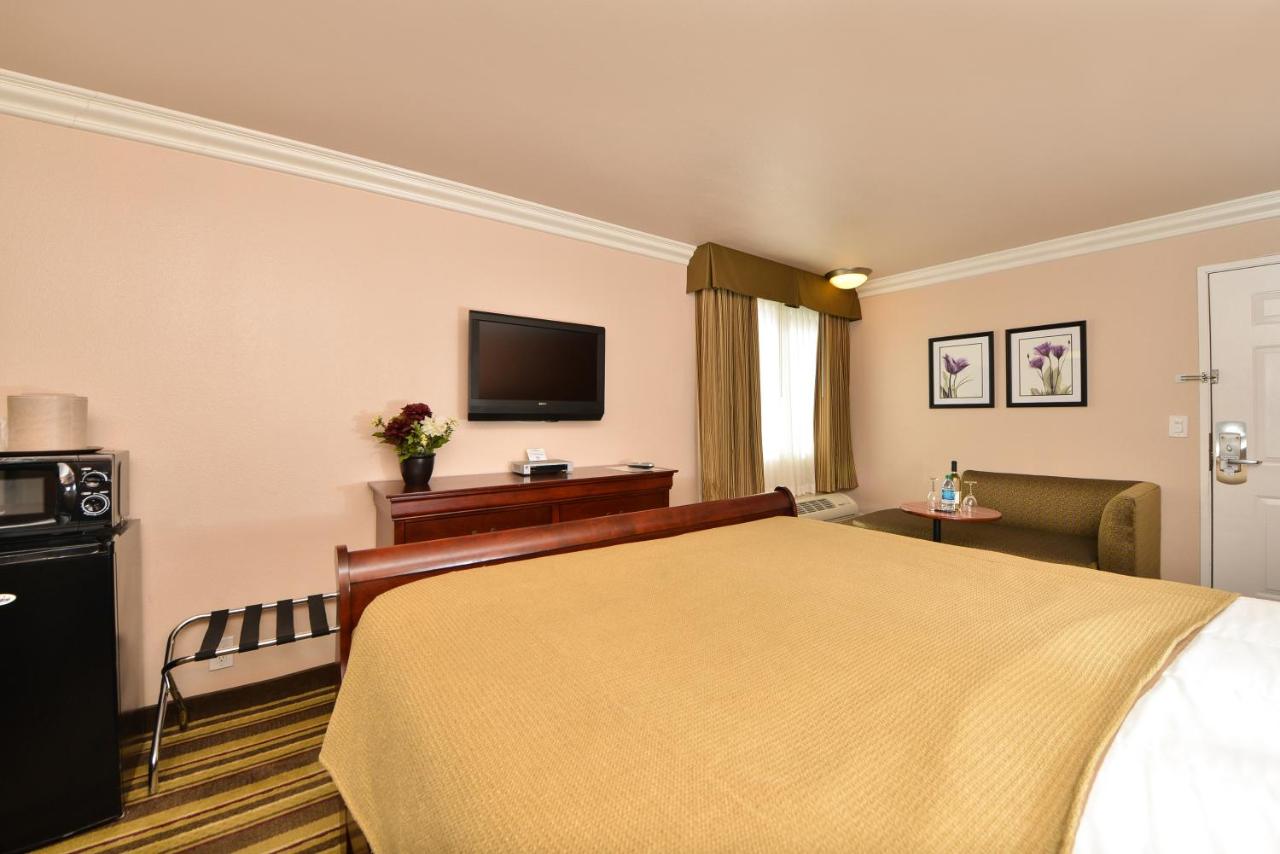 One-Bedroom King Suite - Non-Smoking at Inn By The SFO