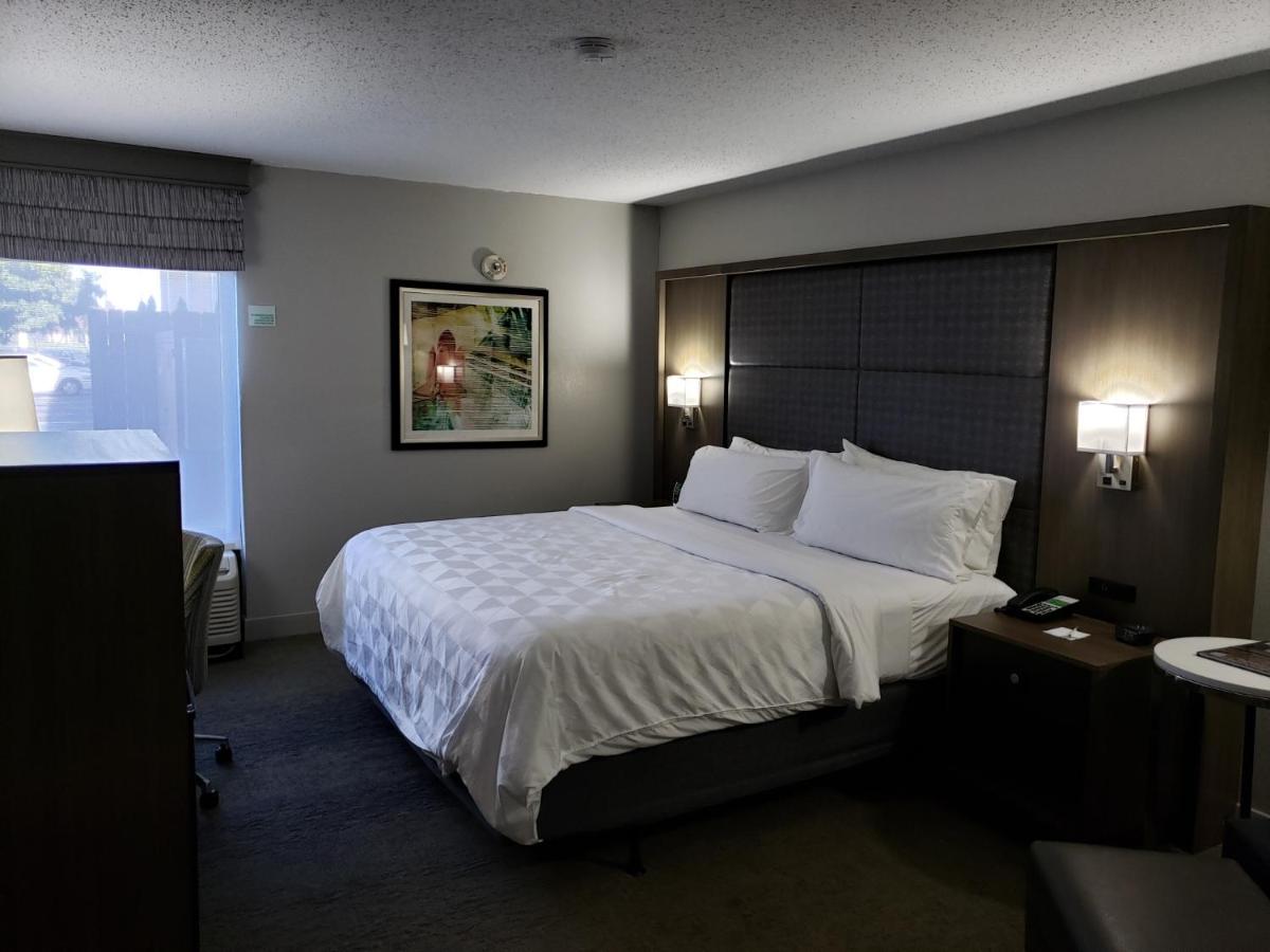 King Deluxe Hear Accessible Tub - Non-Smoking at Holiday Inn Research Park by IHG