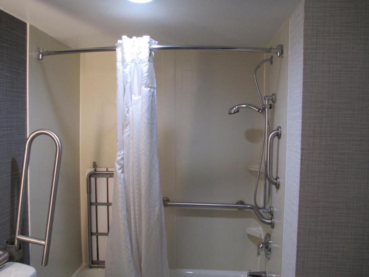 King Deluxe Hear Accessible Tub - Non-Smoking at Holiday Inn Research Park by IHG