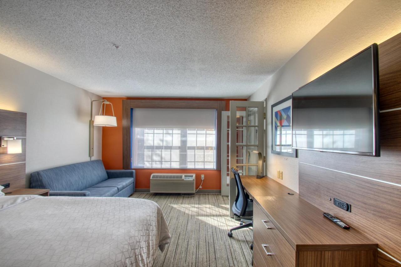 Deluxe Suite at Holiday Inn Express Hotel & Suites Oshkosh by IHG
