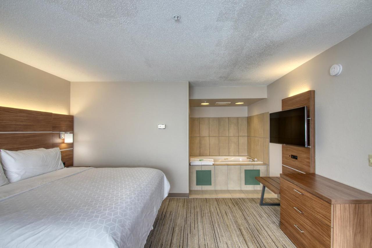 Deluxe Suite at Holiday Inn Express Hotel & Suites Oshkosh by IHG