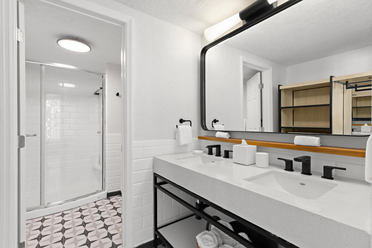 King Suite with Sea View at Bellwether Beach Resort