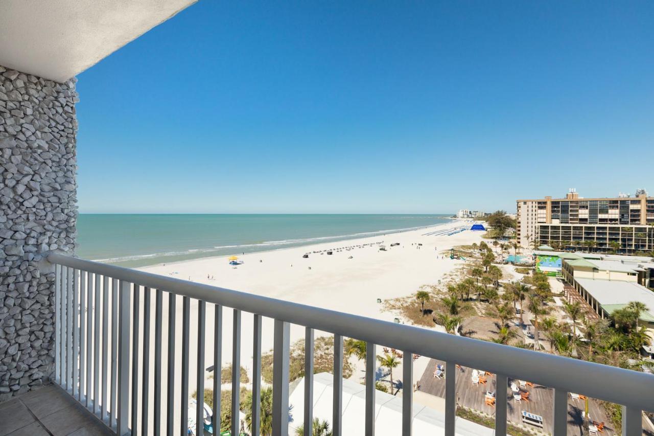 Deluxe Double Room with Balcony at Bellwether Beach Resort