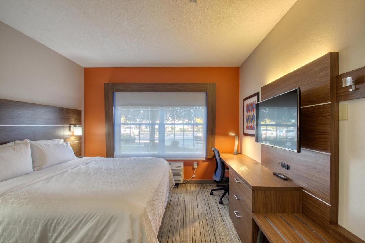 King Suite - Non-Smoking at Holiday Inn Express Hotel & Suites Oshkosh by IHG