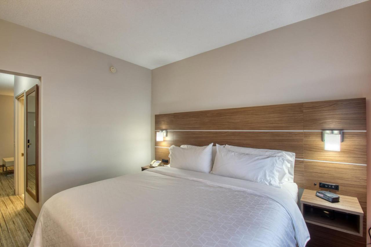 King Suite - Non-Smoking at Holiday Inn Express Hotel & Suites Oshkosh by IHG
