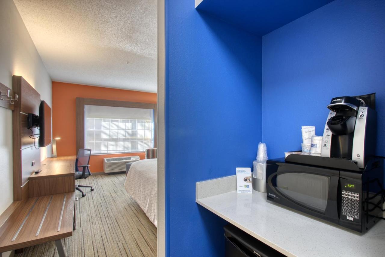 King Room - Non-Smoking at Holiday Inn Express Hotel & Suites Oshkosh by IHG