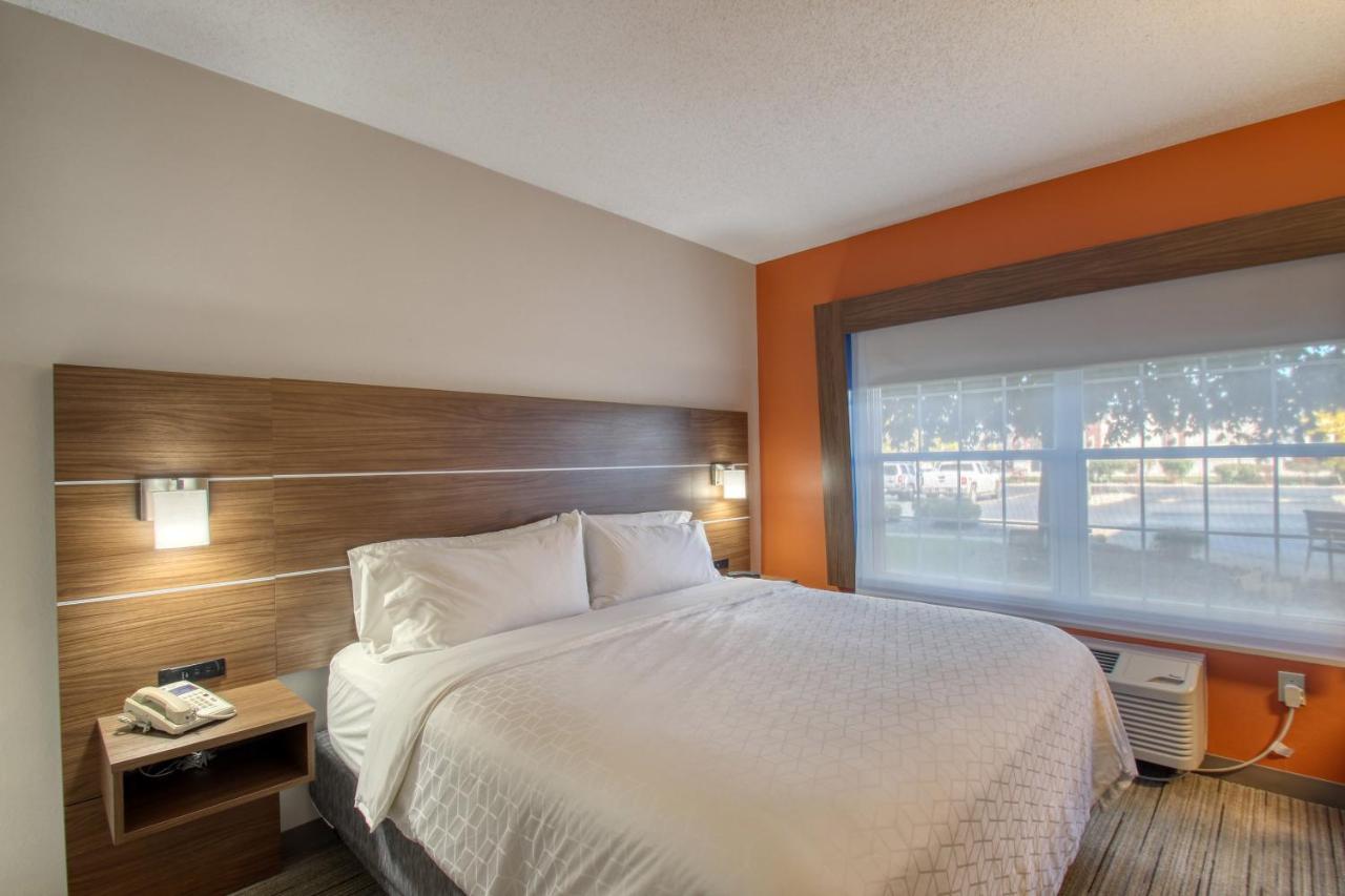 King Suite - Non-Smoking at Holiday Inn Express Hotel & Suites Oshkosh by IHG