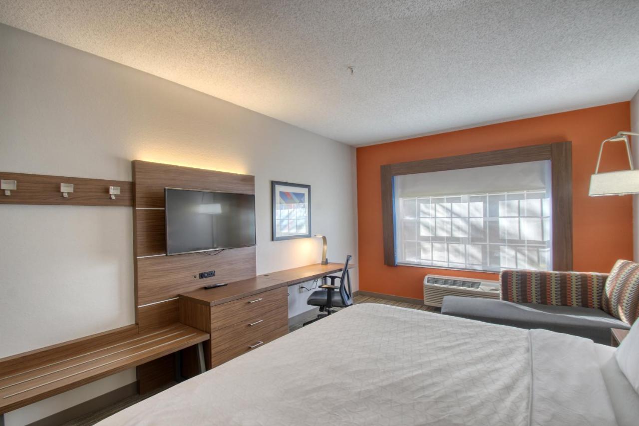 King Room - Non-Smoking at Holiday Inn Express Hotel & Suites Oshkosh by IHG