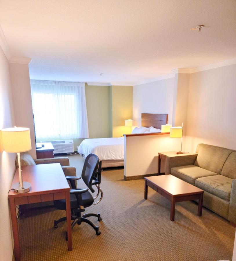 King Suite at Holiday Inn Express Hotel & Suites Portland-NW Downtown by IHG